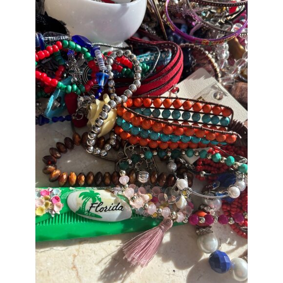 Mixed Lot Of Assorted Fashion Jewelry Bangles & Bracelets 4.4 pounds Craft & Wea - Picture 10 of 16